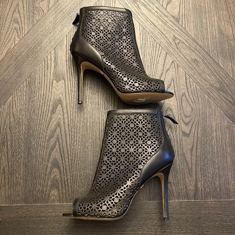 Badgley Mischka Black Laser Cut Booties Size 9 5 - Picture 5 of 10